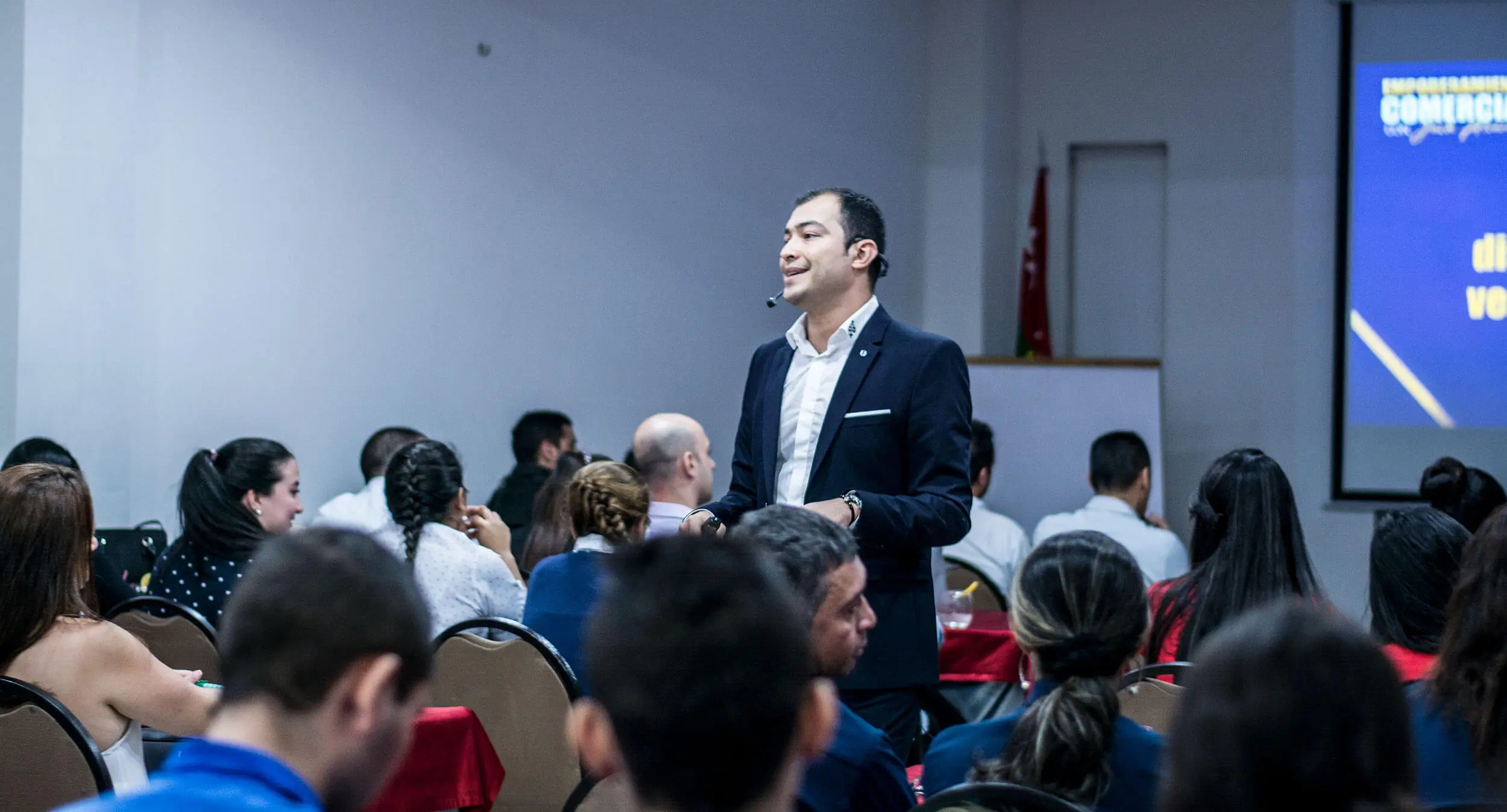 Jack Alvarado dictando entrenamiento corporativo a ejecutivos